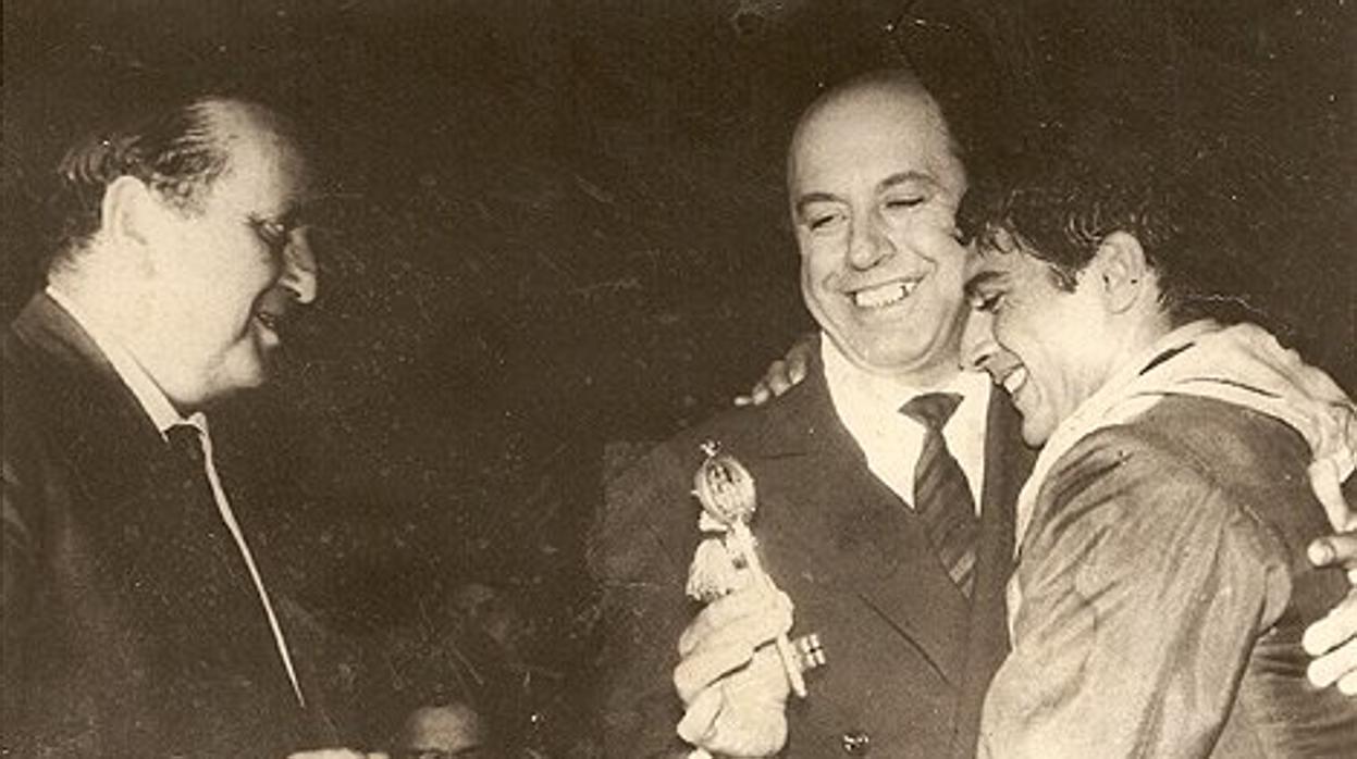 Antonio Mairena junto a Antonio El Bailarín con la Llave de Oro al Cante que consiguió en el Corncurso Nacional de Arte Flamenco de Córdoba