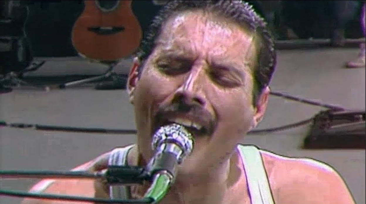 Freddie Mercury, durante la interpretación de «Bohemian Rhapsody» en el Live Aid