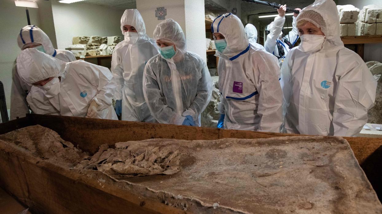 El equipo de científicos examina la tumba del sótano del Museo de Aquitania