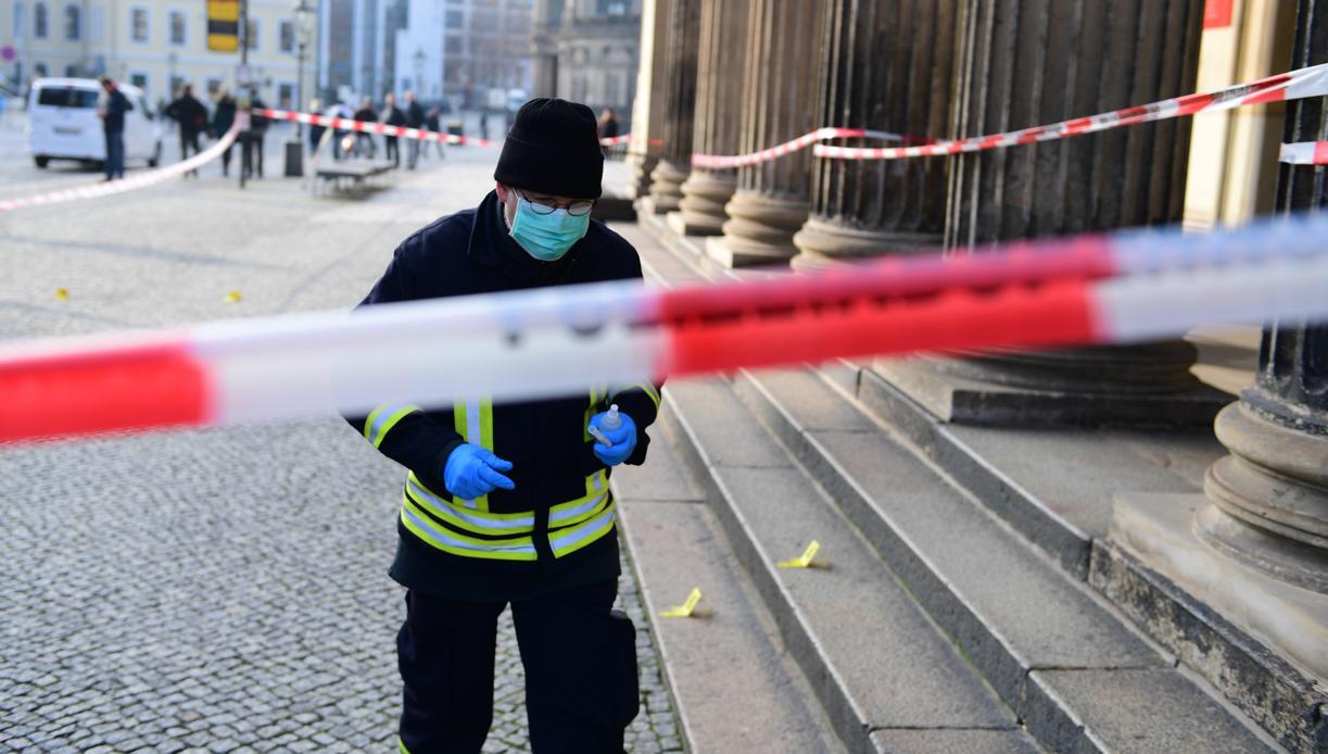 Un investigador de la Policía en el exterior del palacio de Dresde