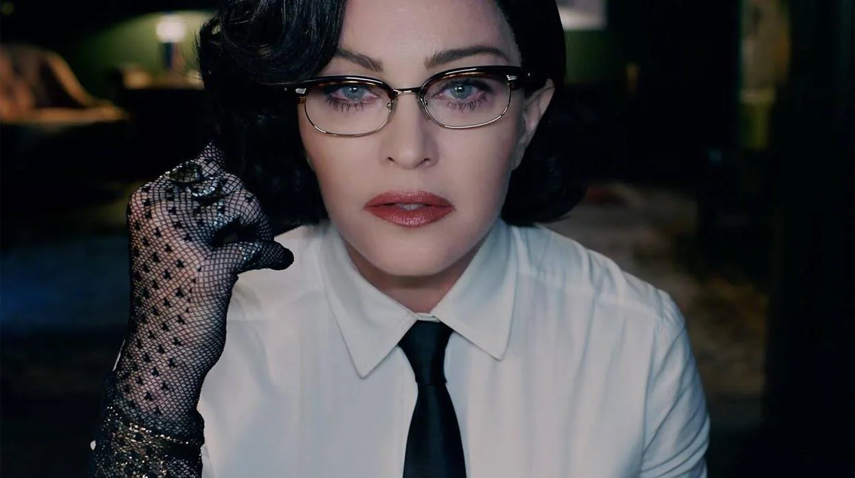 Madonna, en el videoclip de «God Control»