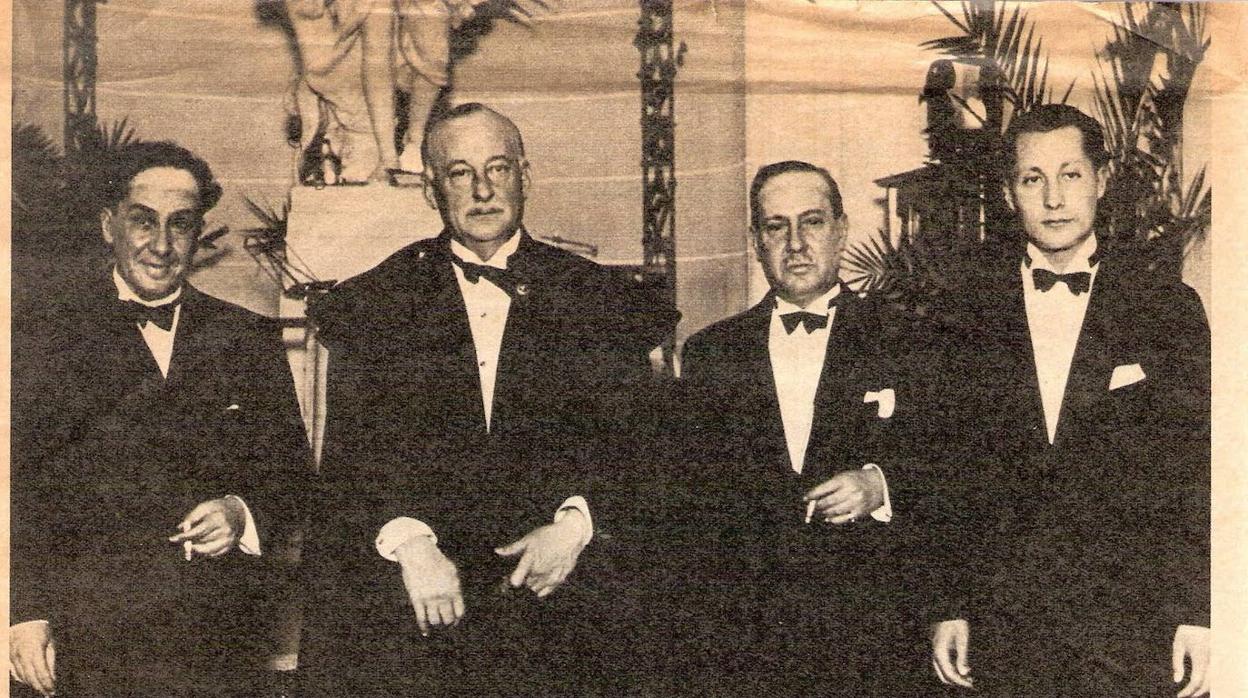 Primo de Rivera y su hijo José Antonio en un homenaje a los Machado (Antonio, a la izquierda, Manuel, el tercero en la secuencia) celebrado en el hotel Ritz de Madrid