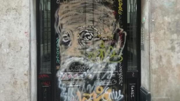 Pintan un grafiti con la cara de Unamuno en el portal de su casa natal en Bilbao