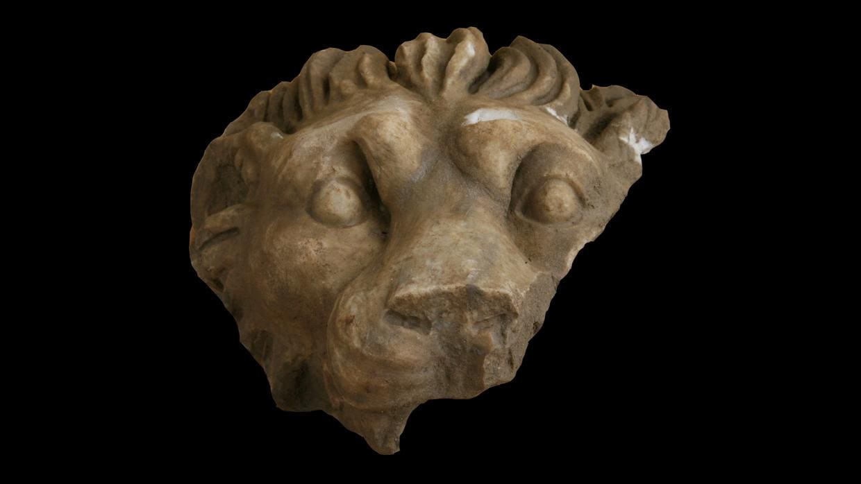 Imagen de la cabeza de león aparecida en la zona del edificio denominado «Traianeum»