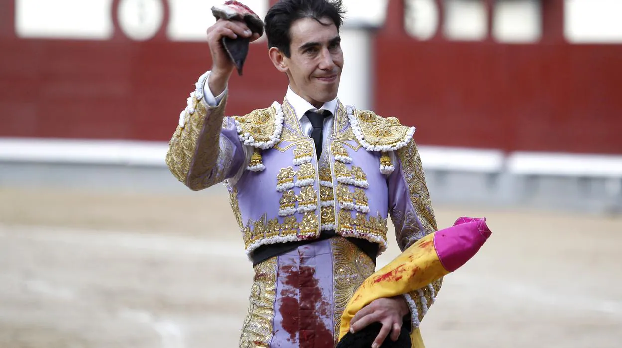 Jiménez Fortes, paseando la oreja de un victorino en la plaza de toros de Las Ventas