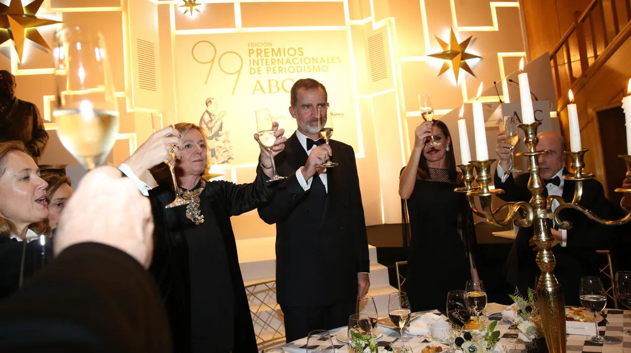 El brindis de los Cavia. De izquierda a derecha: Catalina Luca de Tena, presidenta-editoria de ABC, el Rey, la Reina y Gabriel Albiac, Premio Mariano de Cavia 2019