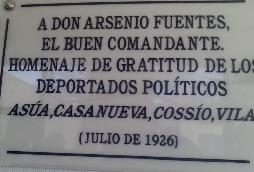 La placa de homenaje al comandante que encargaron los deportados