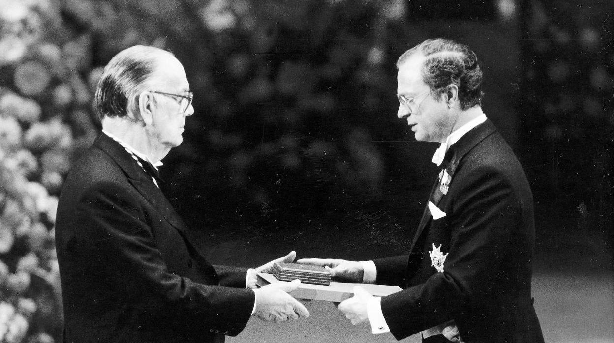 Camilo José Cela recibe el premio Nobel de Literatura el 10 de diciembre de 1989