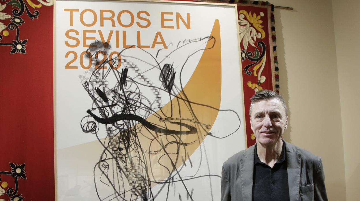 El pintor Albert Oehlen posa junto a su obra, que anunciará la temporada taurina en Sevilla en 2020