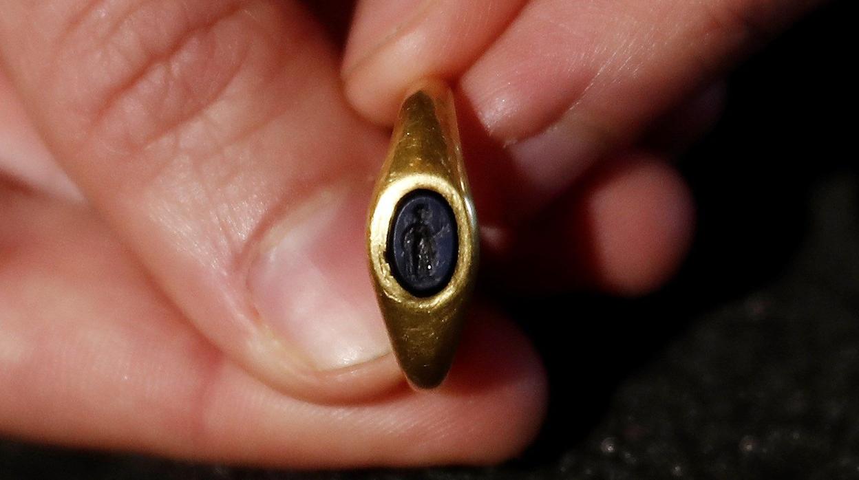 Anillo de orocon un entalle de nicolo onyx azul con una talla que podría representar a la diosa Fortuna