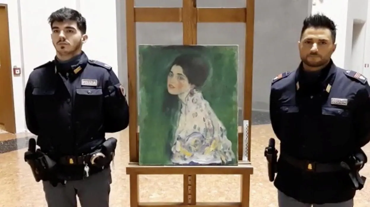 La policía italiana con la obra maestra del artista austríaco Gustav Klimt que fue robada en 1997