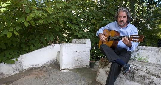 Rafael Riqueni tocando la guitarra