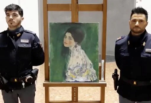 Dos carabinieri custodian «Retrato de una dama», de Gustav Klimt, hallado recientemente tras 22 años desaparecido