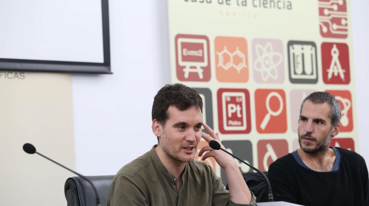 Julio Muñoz Gijón, en la presentación de su nueva novela, junto al poeta Antonio Agredano