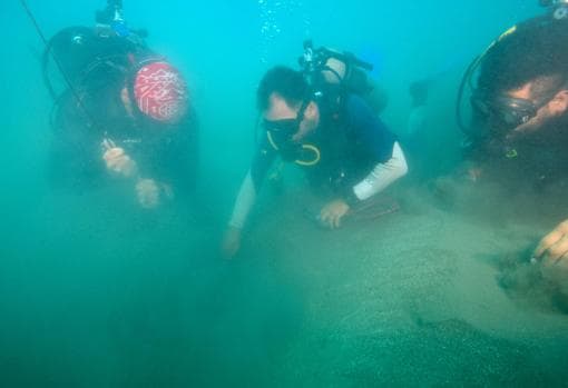 Los arqueólogos retirando el sedimento, 1,5 metros, que cubre las anclas