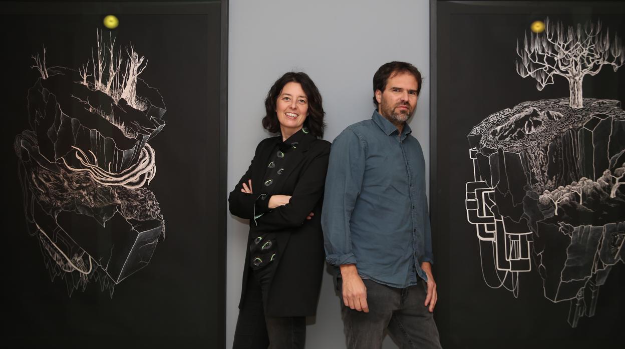 Bea Coto y Santi Lara, que forman el colectivo Laramascoto, posan con dos de sus obras en el Museo ABC