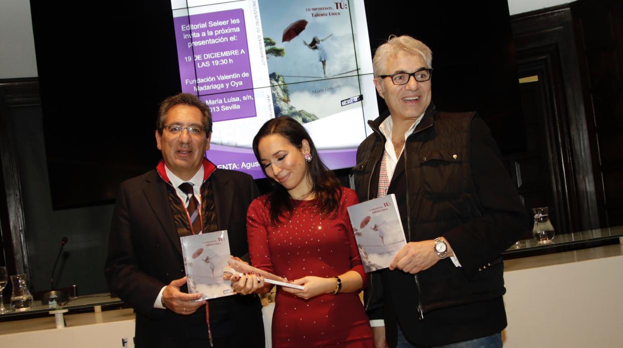 Antonio Pulido, María Graciani y Agustín Bravo posando con el libro