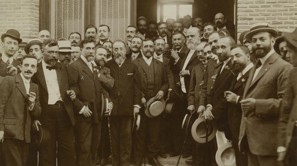 Banquete dado en La Huerta al insigne Querol. Entre los comensales, Galdós, Canalejas, marqués del Vadillo, Roselló, Pulido, Beistegui y otros hombres ilustres