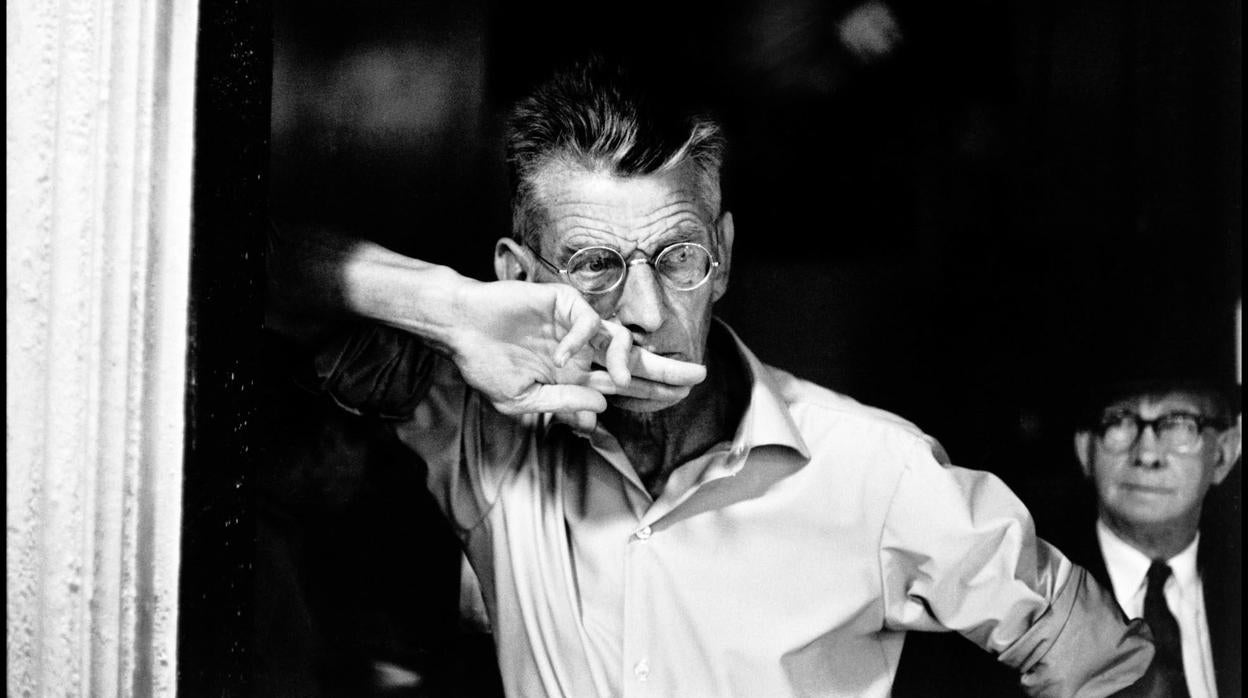 Samuel Beckett frunce el ceño en un ensayo de «Esperando a Godot» en Nueva York, en 1964