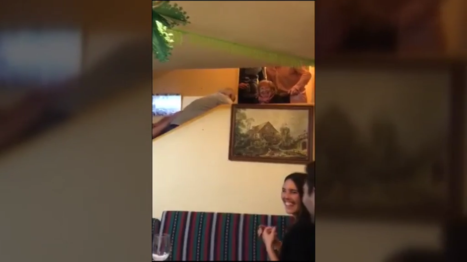 El humor de una familia al bajar a la abuela en silla de ruedas por unas escaleras para la comida de Navidad