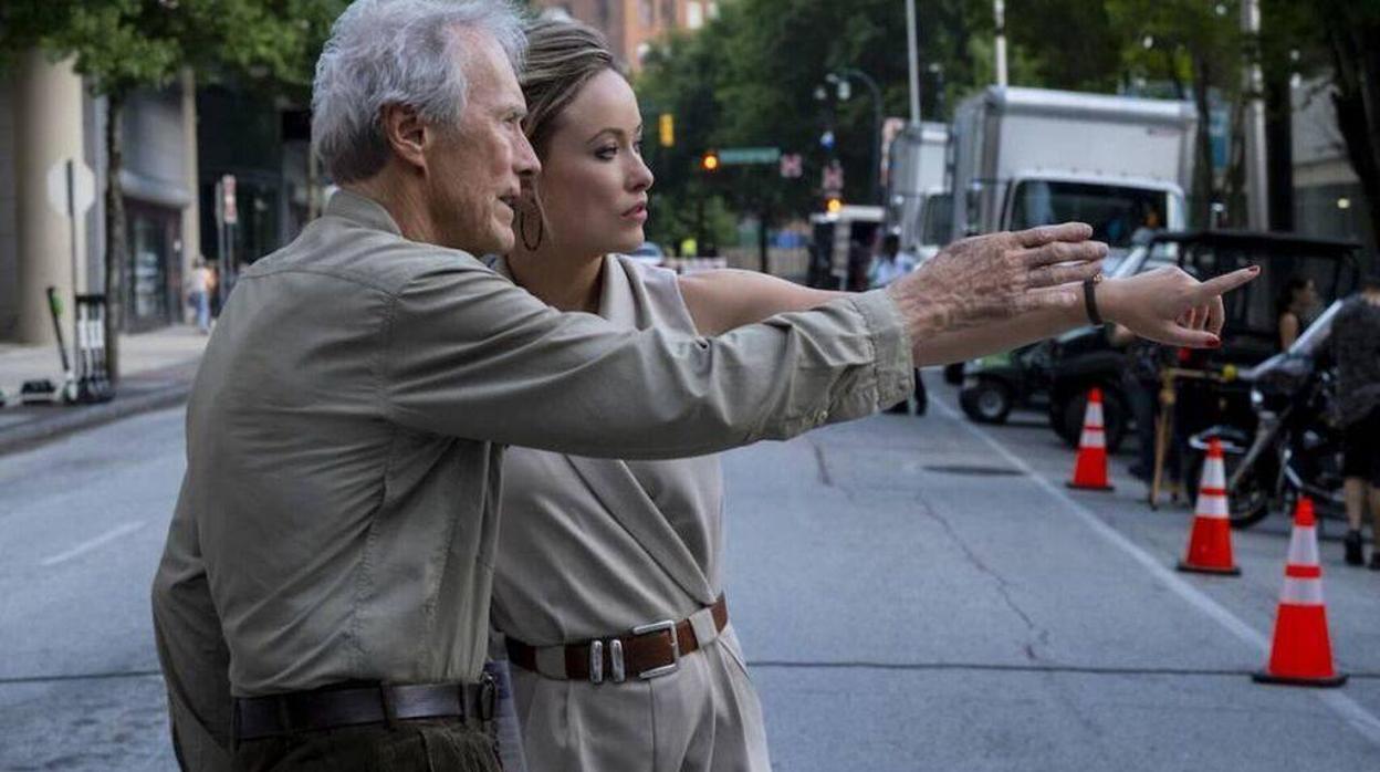 Clint Eastwood durante #el rodaje de su última película, «Richard Jewell», con Olivia Wilde, una de sus protagonistas