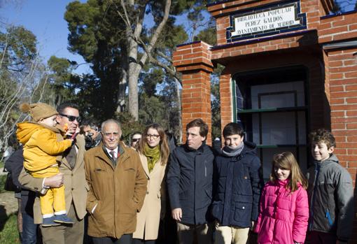 El alcalde y la delegada de Cultura, con los descendientes de Galdós, ayer en Madrid