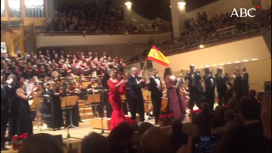 La gala lírica de Año Nuevo del Auditorio Nacional estalla en un espontáneo homenaje a la bandera