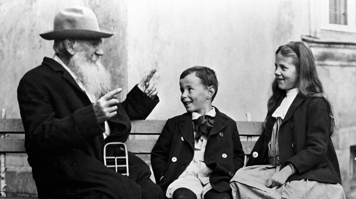 Tolstoi con sus nietos Ilia y Sonia