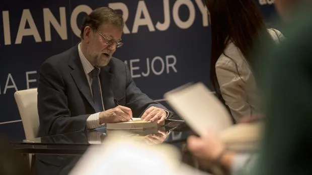 Rajoy, el primer político que logra ser «best seller» en España
