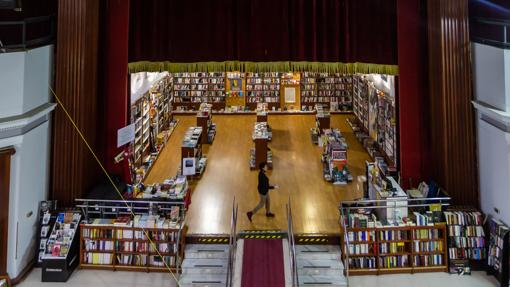Zona del esecenario de la librería Verbo, en Sierpes
