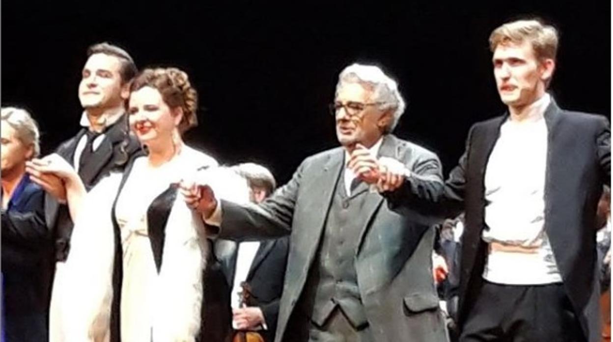 Plácido Domingo, entre Zuzana Marková y Thomas Guggeis, durante los saludos
