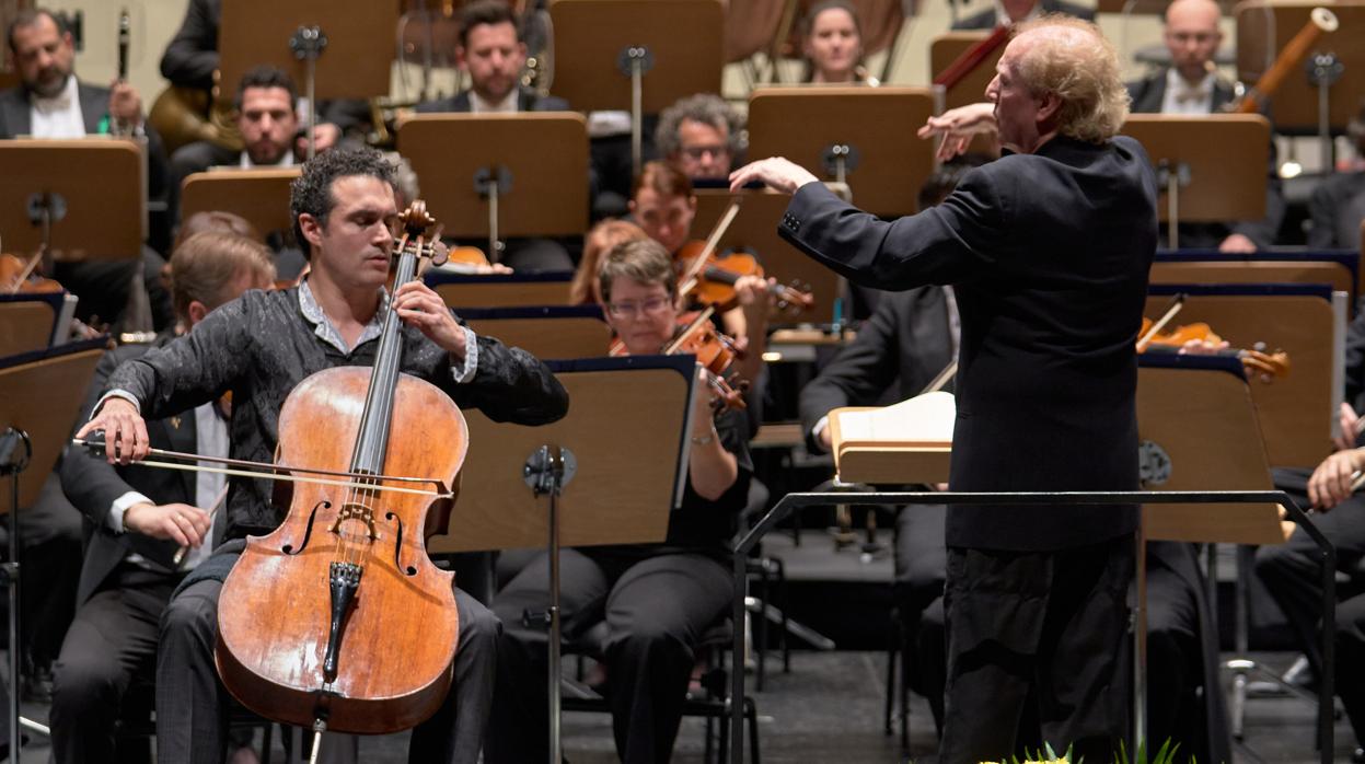 El chelista Adolfo Gutiérrez dirigido en el concierto por Enrique Diemecke