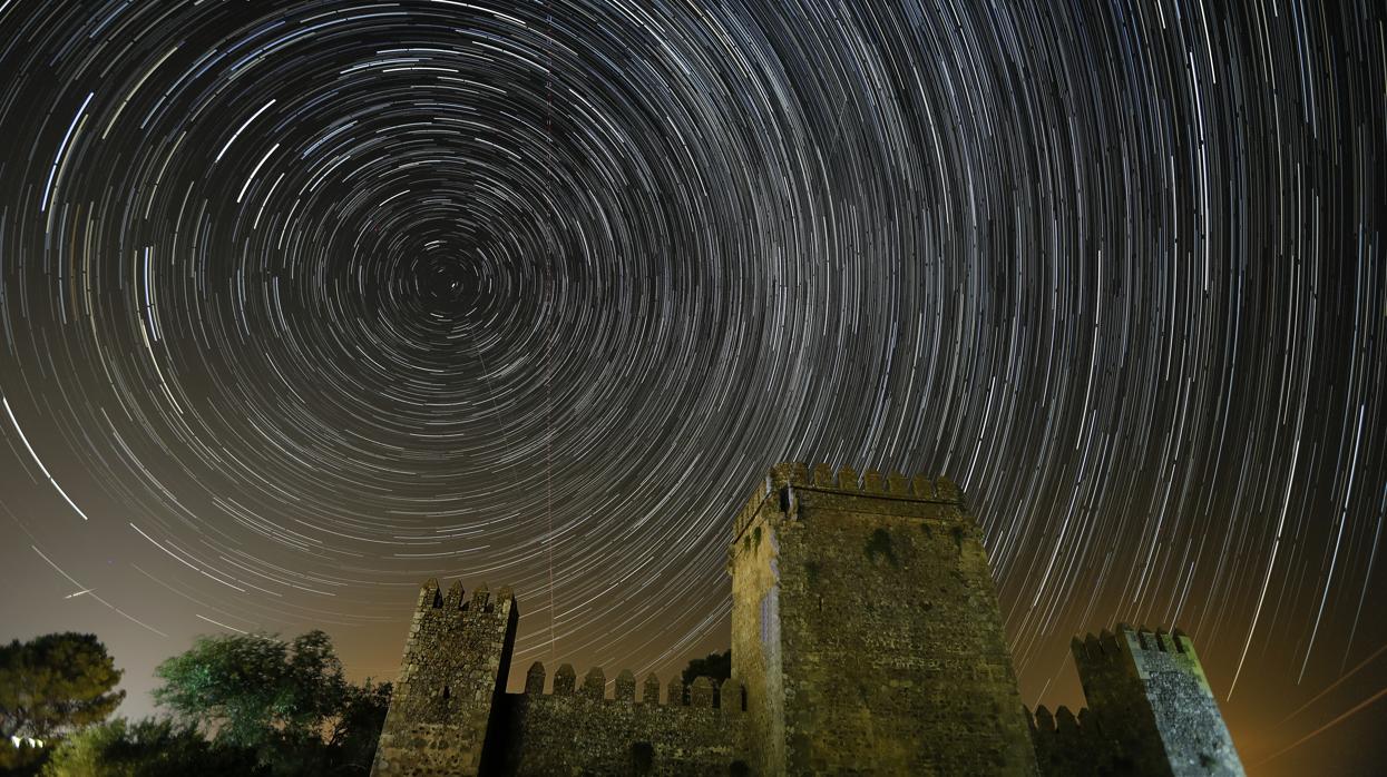 Lluvia de perseidas y «star trails» en el castillo de las Aguzaderas, en el municipio sevillano de El Coronil