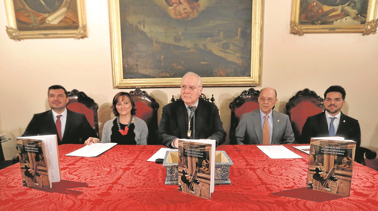 De izquierda a derecha, David García Cueto, María Isabel Cabrera García, Juan Miguel González Gómez, Afonso Pleguezuelo y Rafael Japón, ayer en el salón de actos Carlos IIIde la Casa de los Pinelo