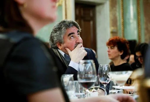 El ministro de Cultura, José Manuel Rodríguez Uribes, escucha con atención el veredicto del jurado del premio Alfaguara de novela