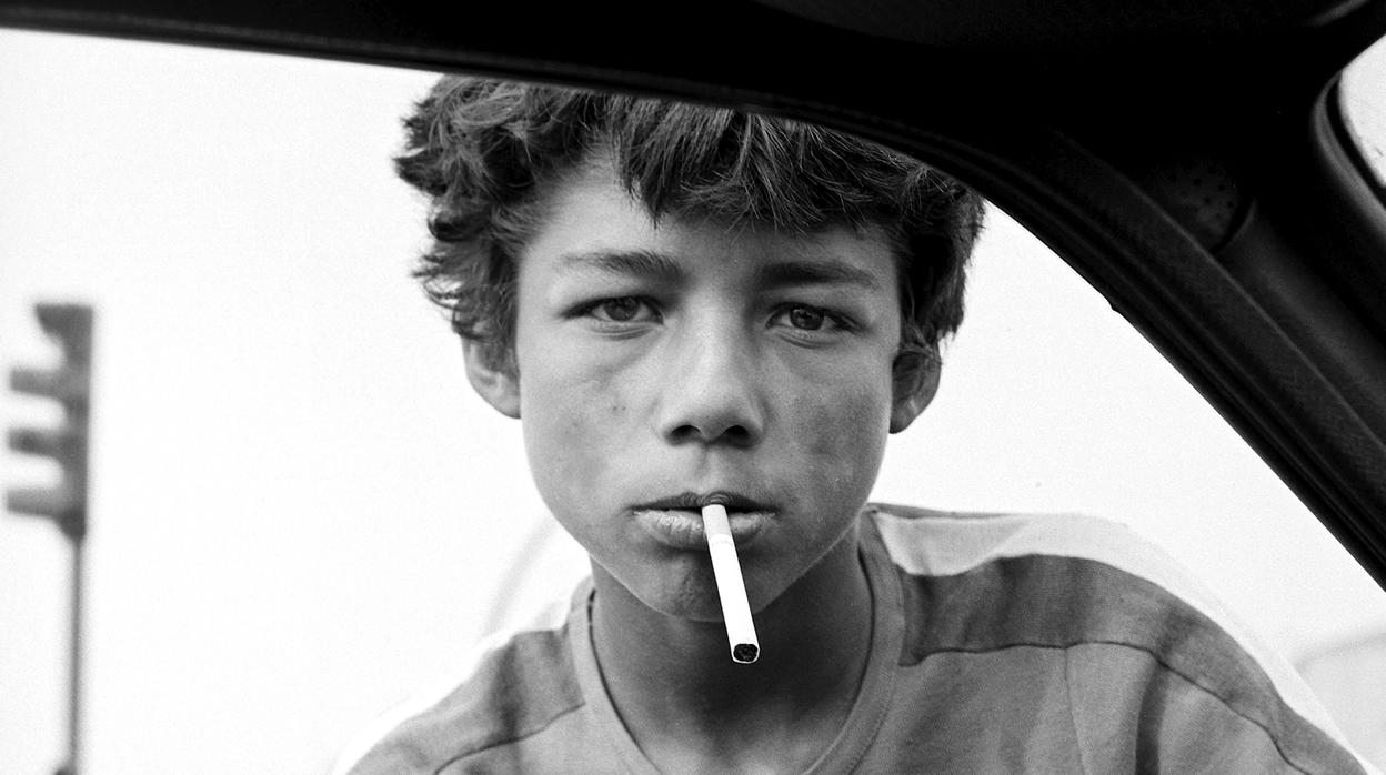 Un niño fotografiado en los años 70 en el Polígono Sur de Sevilla