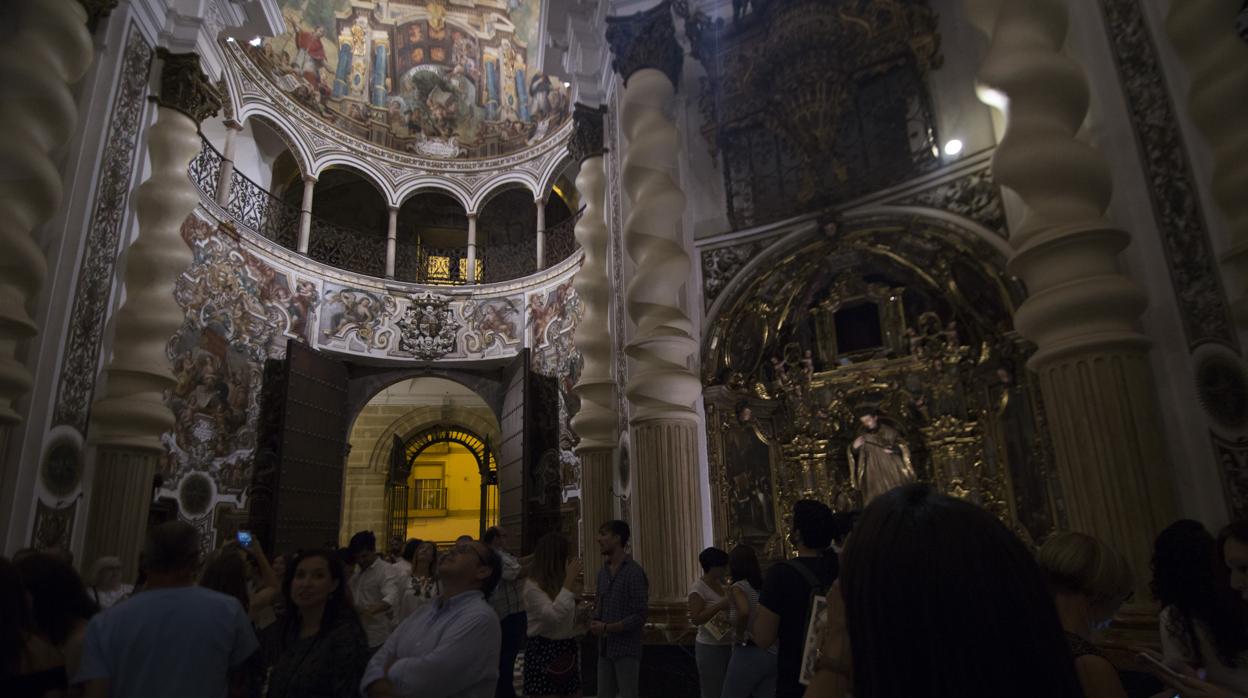 Un grupo de personas visitando la Iglesia San Luis de los Franceses