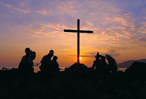 Cruz en homenaje a Magallanes, levantada por la expedición de Legazpi en el lugar de su muerte, en Mactán. Imagen del largometraje «La obra de Legazpi»