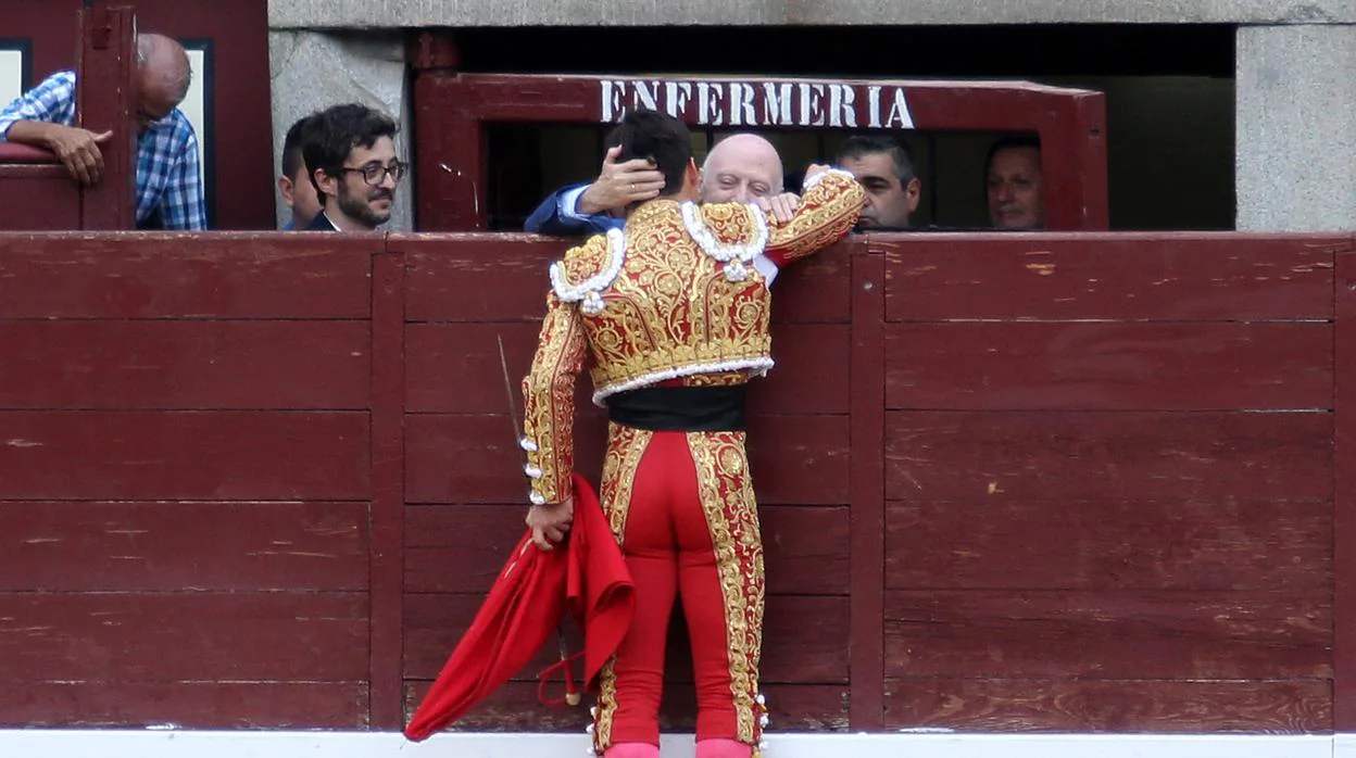 Gonzalo Caballero brinda a Máximo García Padrós en Las Ventas