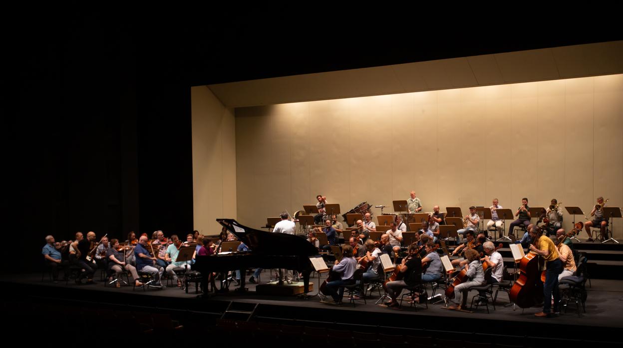 La Real Orquesta Sinfónica de Sevilla durante un ensayo en el Teatro de la Maestranza