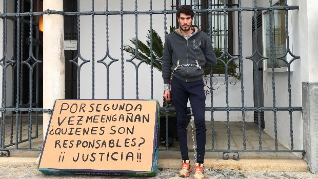 Un novillero de Gerena se encadena a las puertas del Ayuntamiento