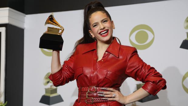 El forzado acento latino de Rosalía en los Grammy provoca la burla de las redes