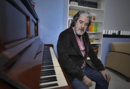 Rafael Riqueni frente al piano de la habitación