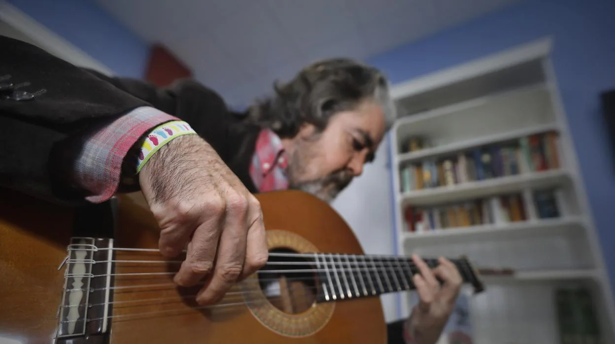 Rafael Riqueni tocando en la habitación donde ha compuesto el disco