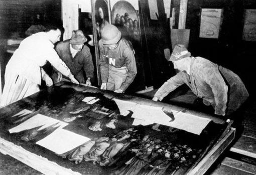 El panel central del retablo, recuperado en 1945 en una mina de sal de Altaussee (Austria), donde fue escondido por los nazis junto a numerosas obras maestras