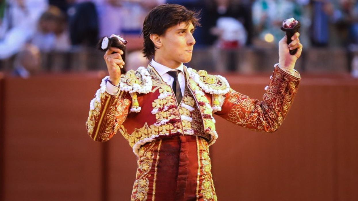 Andrés Roca Rey con las dos orejas que le cortó el pasado 3 de mayo en la tercera de abono de la Feria de Abril de Sevilla