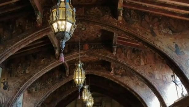 Un artesonado abovedado de un convento de Valladolid aparece en un palacio de California