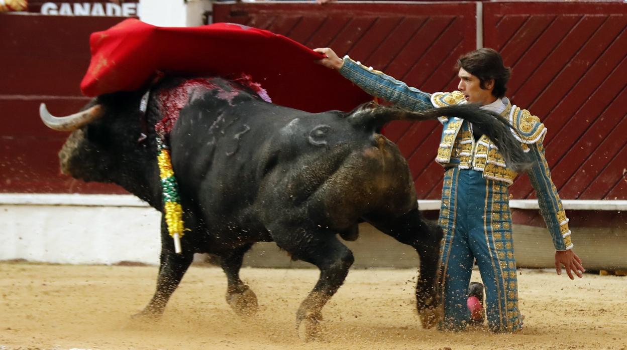 Sebastián Castella, con las dos rodilas en tierra