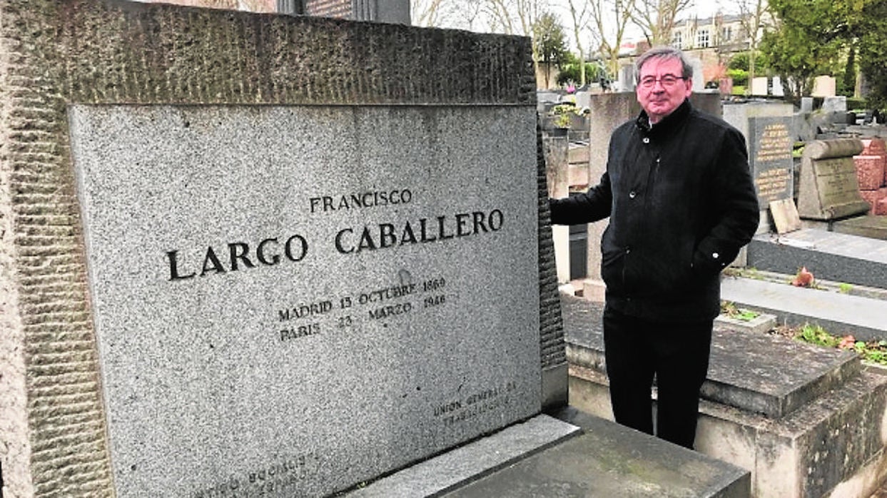 El secretario de Estado de Memoria Histórica, Fernando Martínez López, en la tumba de Largo Caballero