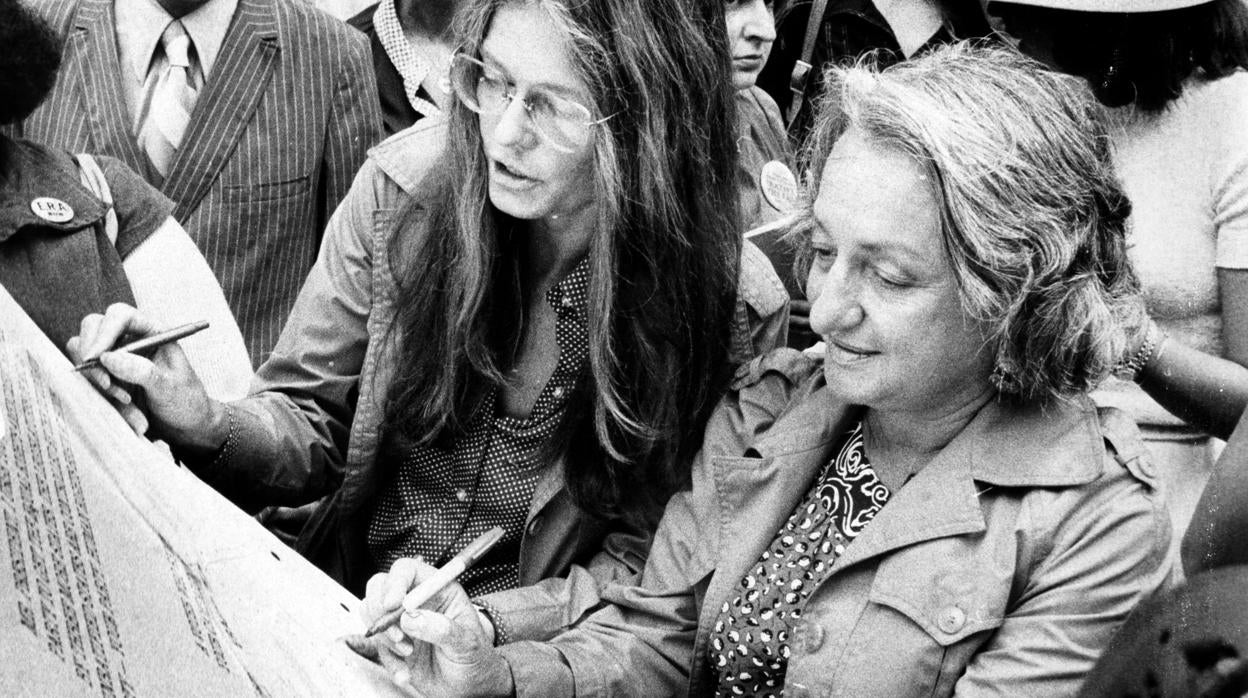 La feminista de origen judío Betty Friedan (a la derecha) en uno de sus actos